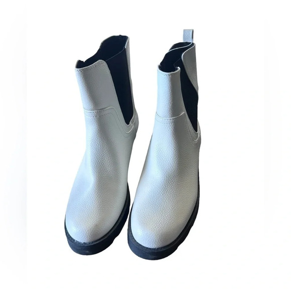 Old Navy Faux Leather Chelsea Boot size 9 - Picture 2 of 9